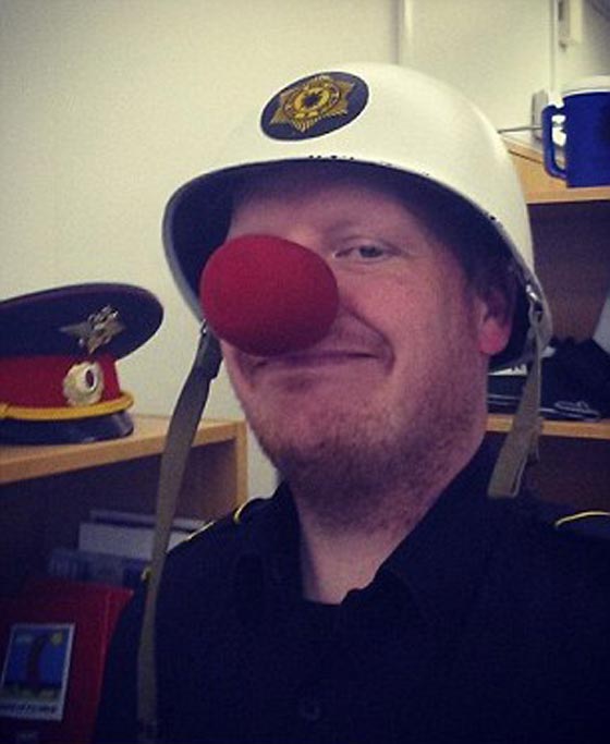 صور مضحكة: رجال شرطة مع حيوانات اليفة، يلتهمون برجر ويلهون بالثلج  صورة رقم 5