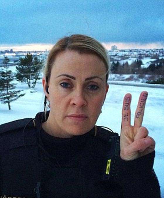 صور مضحكة: رجال شرطة مع حيوانات اليفة، يلتهمون برجر ويلهون بالثلج  صورة رقم 7