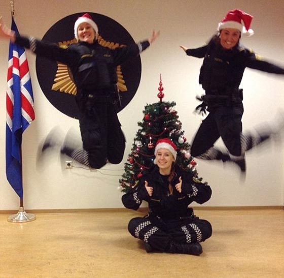 صور مضحكة: رجال شرطة مع حيوانات اليفة، يلتهمون برجر ويلهون بالثلج  صورة رقم 12