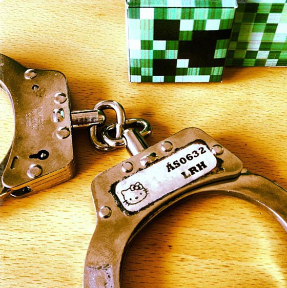 صور مضحكة: رجال شرطة مع حيوانات اليفة، يلتهمون برجر ويلهون بالثلج  صورة رقم 18