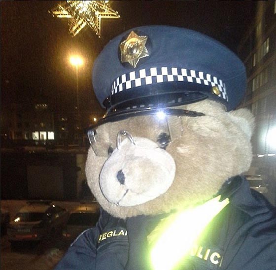 صور مضحكة: رجال شرطة مع حيوانات اليفة، يلتهمون برجر ويلهون بالثلج  صورة رقم 23