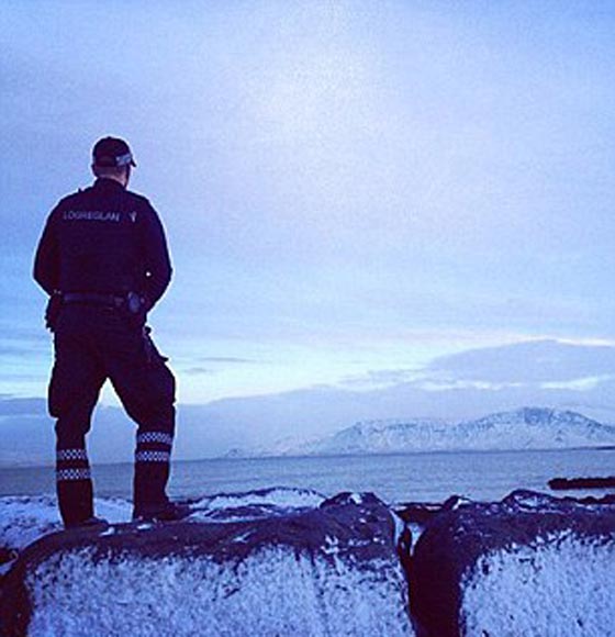 صور مضحكة: رجال شرطة مع حيوانات اليفة، يلتهمون برجر ويلهون بالثلج  صورة رقم 25