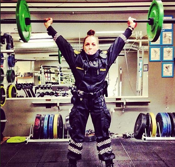 صور مضحكة: رجال شرطة مع حيوانات اليفة، يلتهمون برجر ويلهون بالثلج  صورة رقم 26