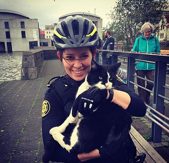 صور مضحكة: رجال شرطة مع حيوانات اليفة، يلتهمون برجر ويلهون بالثلج  صورة رقم 29