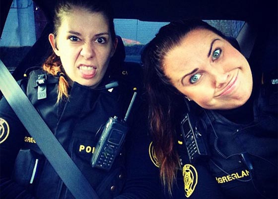 صور مضحكة: رجال شرطة مع حيوانات اليفة، يلتهمون برجر ويلهون بالثلج  صورة رقم 31