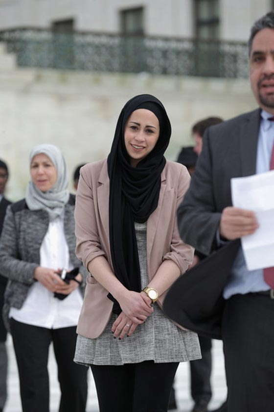 المحكمة العليا بأمريكا تدين شركة رفضت تشغيل مسلمة بسبب الحجاب صورة رقم 4