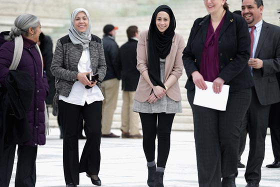 المحكمة العليا بأمريكا تدين شركة رفضت تشغيل مسلمة بسبب الحجاب صورة رقم 5