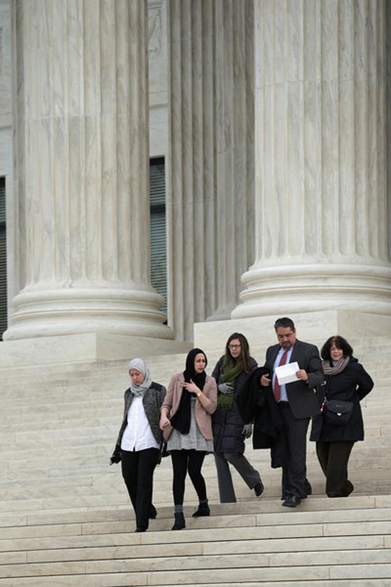 المحكمة العليا بأمريكا تدين شركة رفضت تشغيل مسلمة بسبب الحجاب صورة رقم 1