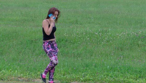 متملصة من دفع اجرة التاكسي تقف امام حكمين كل منهما امر من الاخر.. ساعدها في الاختيار صورة رقم 3