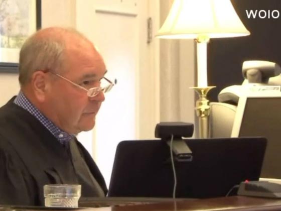 متملصة من دفع اجرة التاكسي تقف امام حكمين كل منهما امر من الاخر.. ساعدها في الاختيار صورة رقم 1