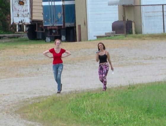 متملصة من دفع اجرة التاكسي تقف امام حكمين كل منهما امر من الاخر.. ساعدها في الاختيار صورة رقم 4