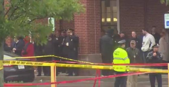 متهم بالارهاب يشهر سكينه فتمطره الشرطة الامريكية بزخات من الرصاص صورة رقم 3 متهم بالارهاب يشهر سكينه فتمطره الشرطة الامريكية بزخات من الرصاص صورة رقم 3