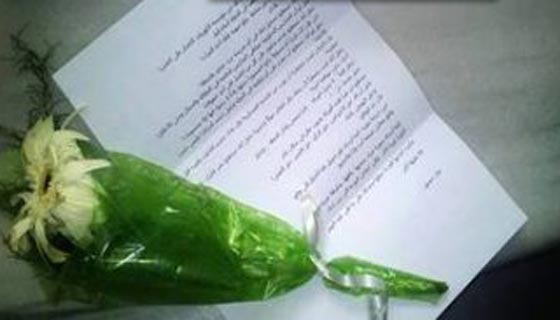 خطوة مفاجئة.. الثوار يضعون رسالة ووردة بيضاء على ابواب الدمقشيين صورة رقم 1 خطوة مفاجئة.. الثوار يضعون رسالة ووردة بيضاء على ابواب الدمقشيين صورة رقم 1