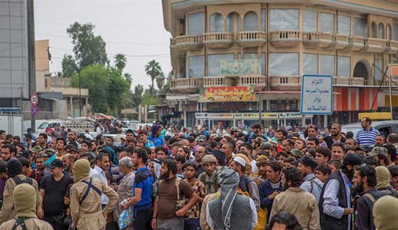 داعشي ارعن يلقي عراقيا تشبث به من اعلى مبنى شاهق.. شاهد الصور صورة رقم 5 داعشي ارعن يلقي عراقيا تشبث به من اعلى مبنى شاهق.. شاهد الصور صورة رقم 5