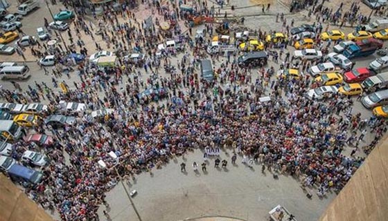 داعشي ارعن يلقي عراقيا تشبث به من اعلى مبنى شاهق.. شاهد الصور صورة رقم 4 داعشي ارعن يلقي عراقيا تشبث به من اعلى مبنى شاهق.. شاهد الصور صورة رقم 4