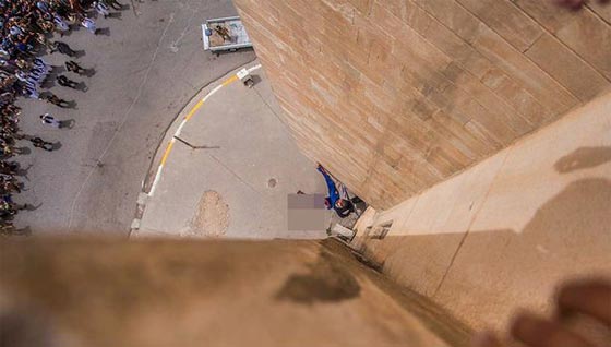 داعشي ارعن يلقي عراقيا تشبث به من اعلى مبنى شاهق.. شاهد الصور صورة رقم 2 داعشي ارعن يلقي عراقيا تشبث به من اعلى مبنى شاهق.. شاهد الصور صورة رقم 2