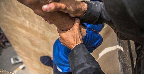 داعشي ارعن يلقي عراقيا تشبث به من اعلى مبنى شاهق.. شاهد الصور صورة رقم 3 داعشي ارعن يلقي عراقيا تشبث به من اعلى مبنى شاهق.. شاهد الصور صورة رقم 3