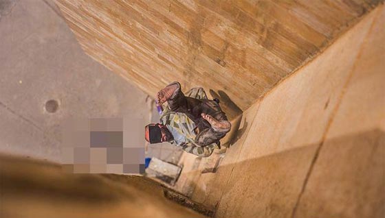 داعشي ارعن يلقي عراقيا تشبث به من اعلى مبنى شاهق.. شاهد الصور صورة رقم 1 داعشي ارعن يلقي عراقيا تشبث به من اعلى مبنى شاهق.. شاهد الصور صورة رقم 1