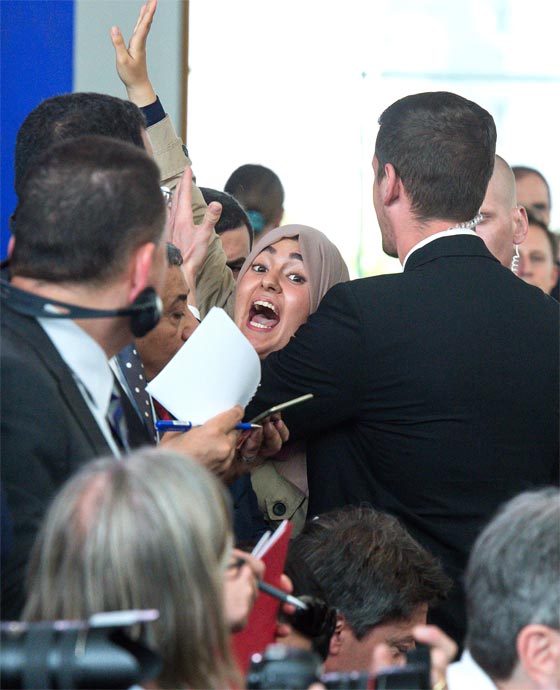 بحضور ميركل.. صحفية مصرية تصرخ بوجه السيسي انت نازي وقاتل صورة رقم 1 بحضور ميركل.. صحفية مصرية تصرخ بوجه السيسي انت نازي وقاتل صورة رقم 1