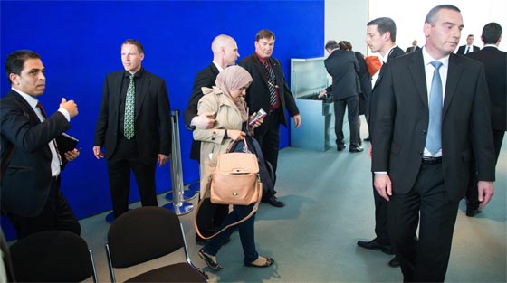 بحضور ميركل.. صحفية مصرية تصرخ بوجه السيسي انت نازي وقاتل صورة رقم 2 بحضور ميركل.. صحفية مصرية تصرخ بوجه السيسي انت نازي وقاتل صورة رقم 2