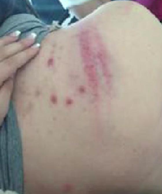 فيديو.. رجال الامن باسبانيا يوسعون شابا ضربا بسبب بنطلونه الساقط صورة رقم 2 فيديو.. رجال الامن باسبانيا يوسعون شابا ضربا بسبب بنطلونه الساقط صورة رقم 2