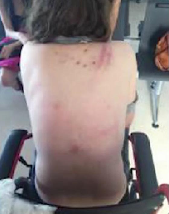 فيديو.. رجال الامن باسبانيا يوسعون شابا ضربا بسبب بنطلونه الساقط صورة رقم 3 فيديو.. رجال الامن باسبانيا يوسعون شابا ضربا بسبب بنطلونه الساقط صورة رقم 3