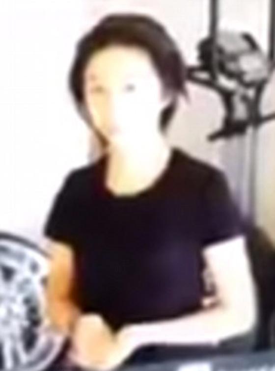 بالفيديو.. عاقبها والدها بقص شعرها ونشر صورها.. فانتحرت  صورة رقم 1