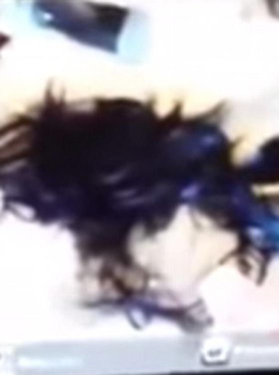 بالفيديو.. عاقبها والدها بقص شعرها ونشر صورها.. فانتحرت  صورة رقم 2