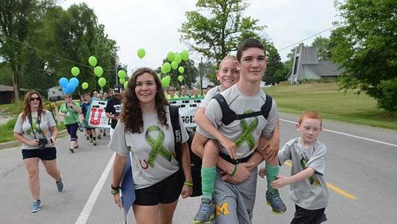 مراهق يحمل شقيقه مسافة 57 ميلا للتوعية لمرض الشلل الدماغي صورة رقم 1 مراهق يحمل شقيقه مسافة 57 ميلا للتوعية لمرض الشلل الدماغي صورة رقم 1