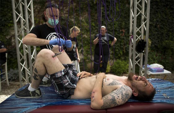  صور تقشعر لها الابدان من مهرجان الوشم التعذيبي في تل ابيب صورة رقم 1