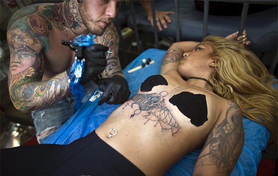  صور تقشعر لها الابدان من مهرجان الوشم التعذيبي في تل ابيب صورة رقم 8