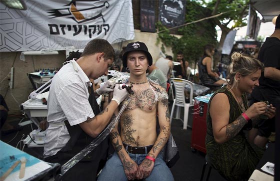  صور تقشعر لها الابدان من مهرجان الوشم التعذيبي في تل ابيب صورة رقم 2