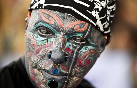  صور تقشعر لها الابدان من مهرجان الوشم التعذيبي في تل ابيب صورة رقم 3