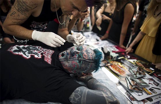  صور تقشعر لها الابدان من مهرجان الوشم التعذيبي في تل ابيب صورة رقم 4