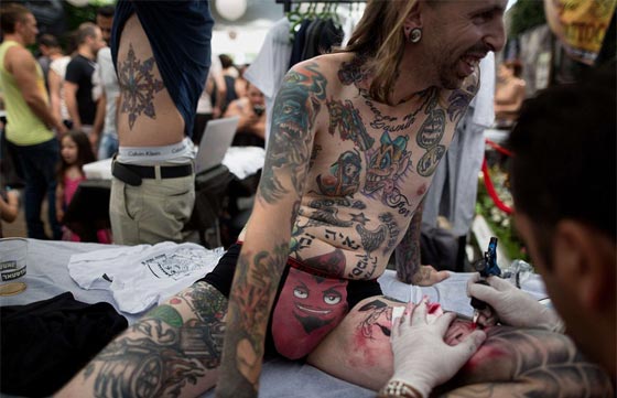  صور تقشعر لها الابدان من مهرجان الوشم التعذيبي في تل ابيب صورة رقم 14