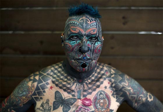  صور تقشعر لها الابدان من مهرجان الوشم التعذيبي في تل ابيب صورة رقم 13