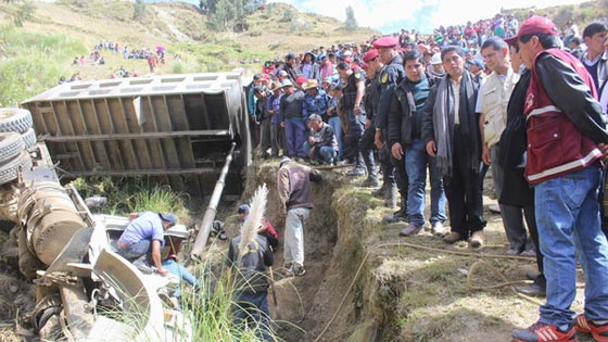 مصرع 17 شخصا في انقلاب شاحنة نفايات تقل عشرات الطلاب صورة رقم 1 مصرع 17 شخصا في انقلاب شاحنة نفايات تقل عشرات الطلاب صورة رقم 1