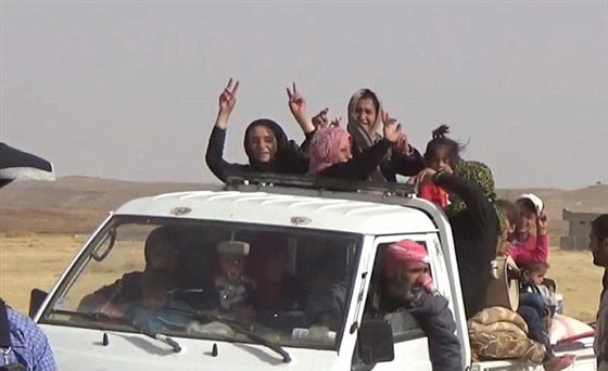 بالفيديو.. نساء سوريات كرديات يخلعن جلابيبهن احتفالا بالتخلص من داعش صورة رقم 6 بالفيديو.. نساء سوريات كرديات يخلعن جلابيبهن احتفالا بالتخلص من داعش صورة رقم 6