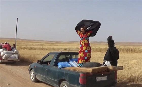 بالفيديو.. نساء سوريات كرديات يخلعن جلابيبهن احتفالا بالتخلص من داعش صورة رقم 1 بالفيديو.. نساء سوريات كرديات يخلعن جلابيبهن احتفالا بالتخلص من داعش صورة رقم 1