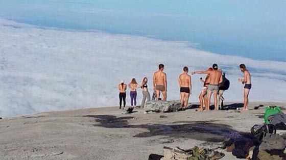 تبوّل السياح على الجبل المقدس في ماليزيا هو سبب الزلازل صورة رقم 1 تبوّل السياح على الجبل المقدس في ماليزيا هو سبب الزلازل صورة رقم 1