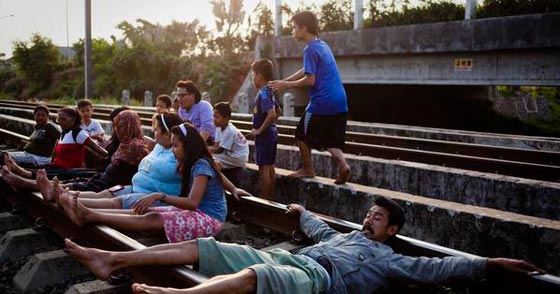 فقراء يستلقون على سكة الحديد أملا بالشفاء من امراض مستعصية صورة رقم 2