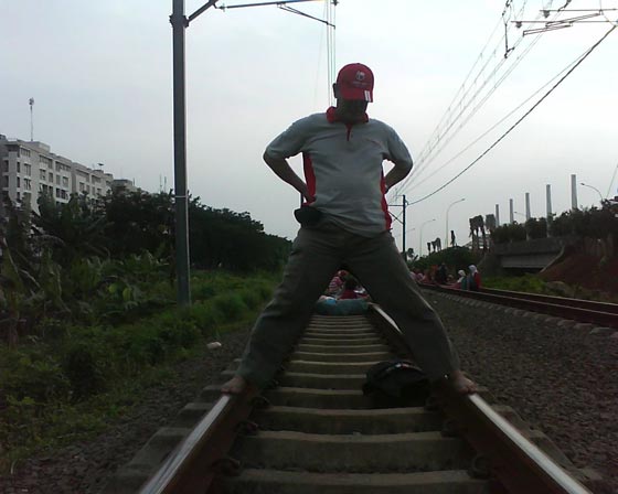 فقراء يستلقون على سكة الحديد أملا بالشفاء من امراض مستعصية صورة رقم 1