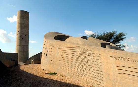 اسرائيل تغلي.. والسبب عربي يضاجع يهودية على نصب تذكاري صورة رقم 2