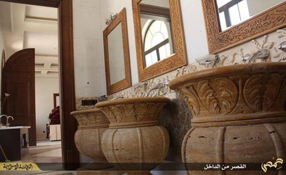 داعش ينشر صورا من اعماق مدينة تدمر ومن قصر الشيخة موزة بالتحديد.. شاهدها صورة رقم 5