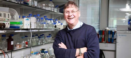 استقالة عالم بريطاني حائز على جائزة نوبل من منصبه بسبب النساء صورة رقم 2