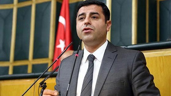 الدمرطاش.. زعيم كردي يعرف كيف يتغنى بانشودة حزبه ويتفاخر به- شاهده صورة رقم 2 الدمرطاش.. زعيم كردي يعرف كيف يتغنى بانشودة حزبه ويتفاخر به- شاهده صورة رقم 2