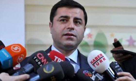 الدمرطاش.. زعيم كردي يعرف كيف يتغنى بانشودة حزبه ويتفاخر به- شاهده صورة رقم 3 الدمرطاش.. زعيم كردي يعرف كيف يتغنى بانشودة حزبه ويتفاخر به- شاهده صورة رقم 3