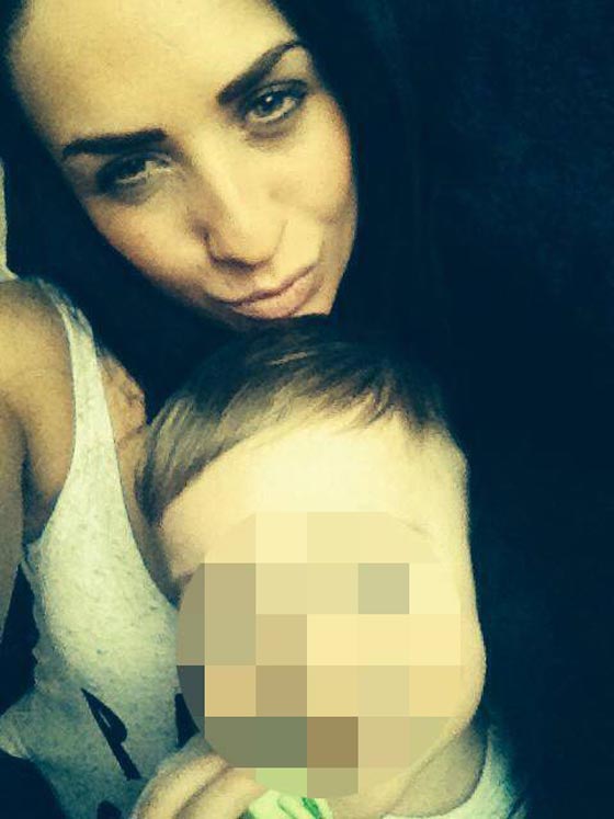 طفل (3 سنوات) وحيد في المنزل مع جثة والدته صورة رقم 1