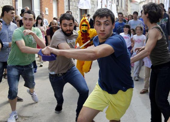 شياطين تقفز فوق اجساد أطفال اسبانيا‏، وبابا الفاتيكان يعترض! صورة رقم 2