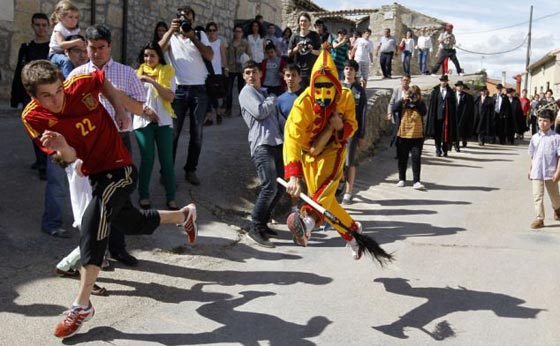 شياطين تقفز فوق اجساد أطفال اسبانيا‏، وبابا الفاتيكان يعترض! صورة رقم 3